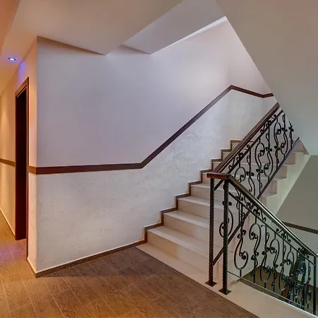 Къща за гости Siena House